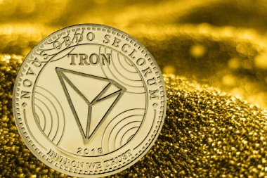 Altın arka plan üzerinde sikke cryptocurrency tron. TRX