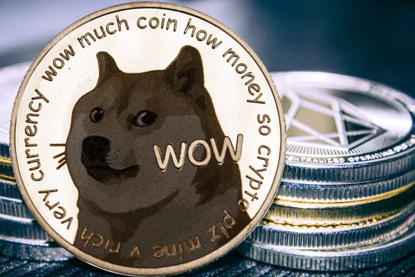 Mince kryptoměn Dogecoin na pozadí hromadu mincí. — Stock fotografie