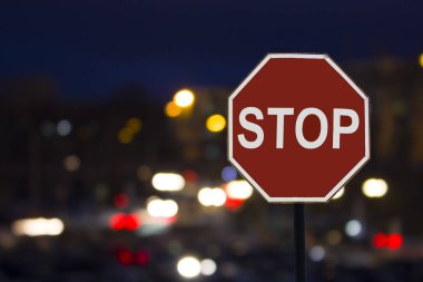 yol işaret araçların arka ışıklar gece durdurun. Gece yol.