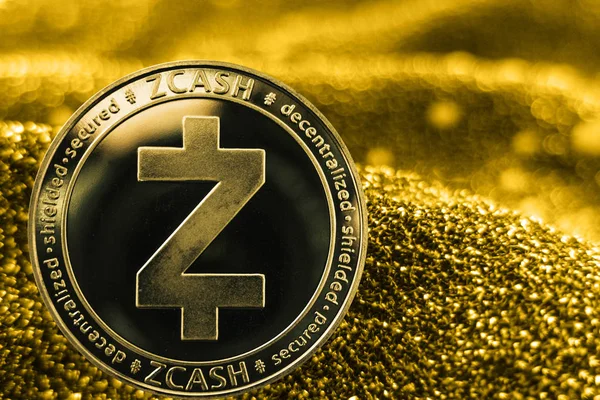 Монета криптовалюта Zcash на золотому фоні . — стокове фото