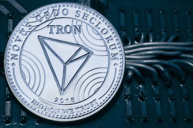 Sikke cryptocurrency Tron arka planda tel ve devreleri.