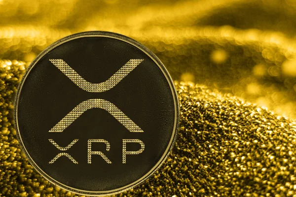 Криптовалюта Xrp на золотом фоне . — стоковое фото