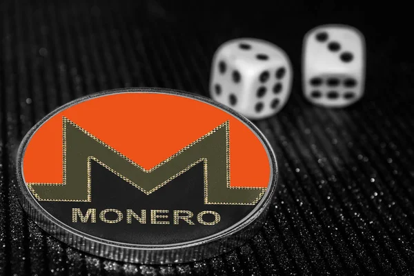 Moneda criptomoneda Monero y rodar dados. XMR . — Foto de Stock