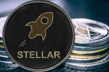 Cryptocurrency Stellar sikke yığını arka plan üzerinde para. XLM