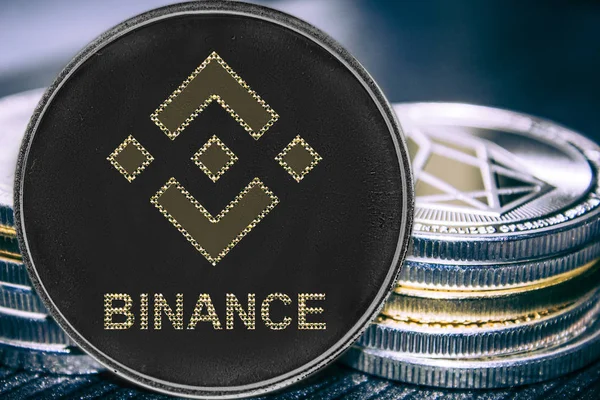 Cryptocurrency Binance bir yığın sikkelerin arka plan üzerinde para. BnB