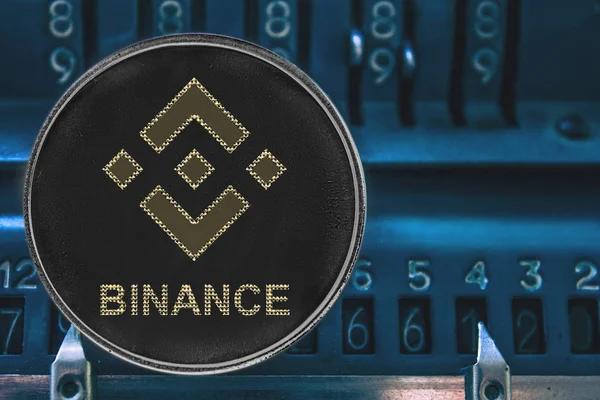 Mince kryptoměn Bnb proti čísla Odhnerův počítací stroj. Binance — Stock fotografie