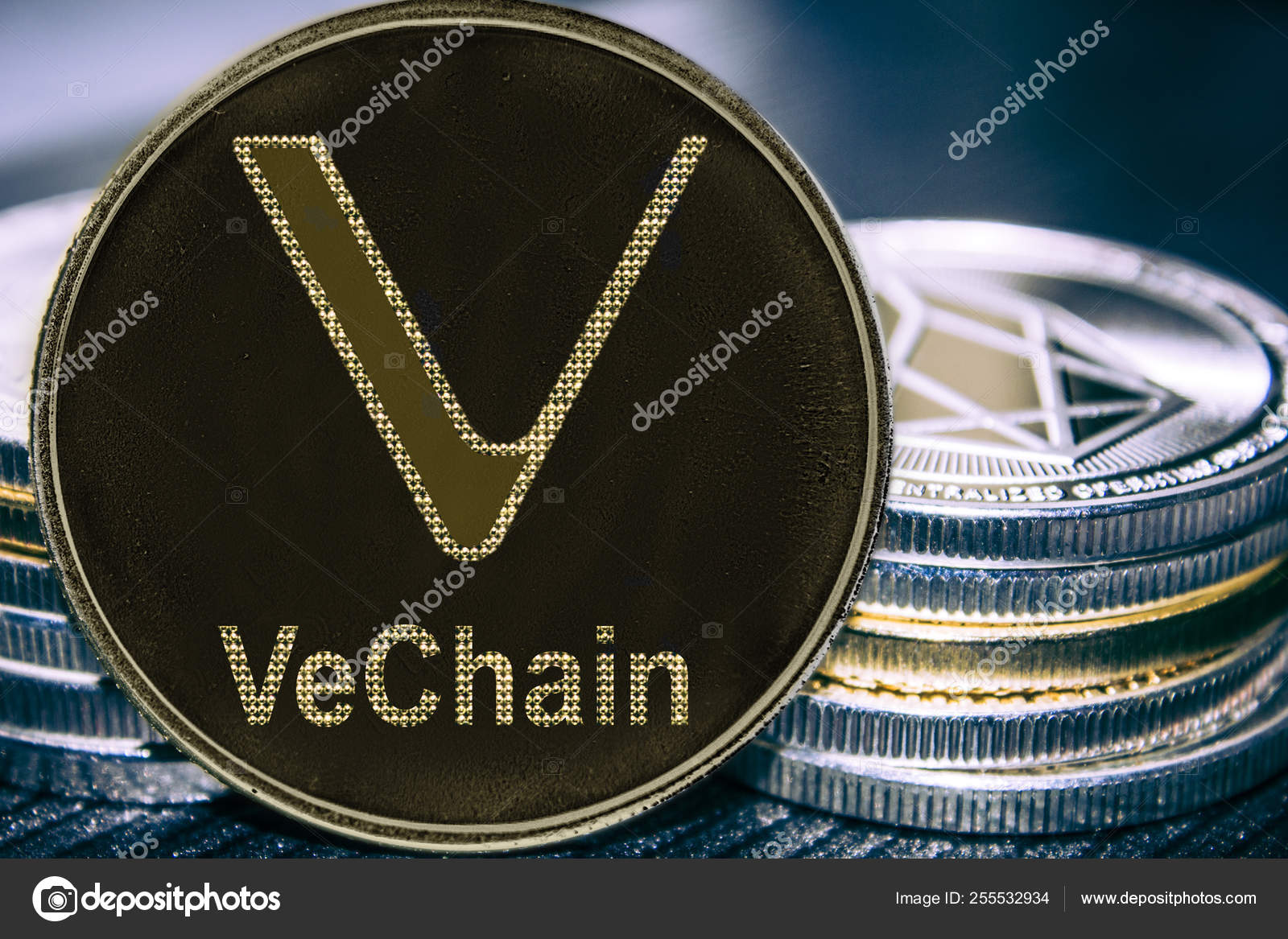 硬币加密货币Vechain Vet 在一叠硬币的背景上。姆克尔——图库图片© shahurin #255532934