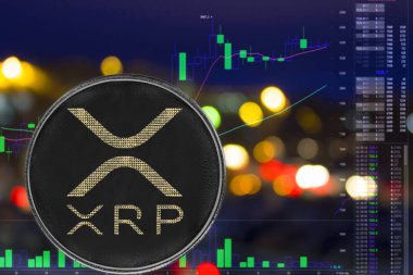 Cryptocurrency dalgalanma gece şehir arka plan ve grafik üzerinde sikke.
