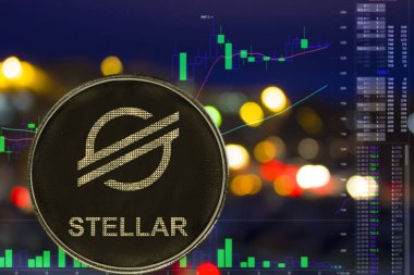 Gece şehir arka plan ve grafik üzerinde sikke cryptocurrency Stellar XLM.
