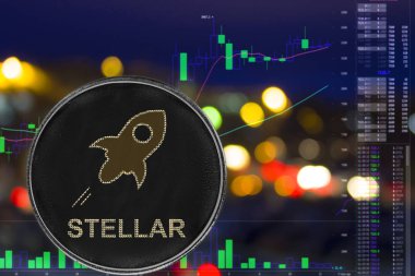 Sikke cryptocurrency Stellar gece şehir arka plan ve grafik.