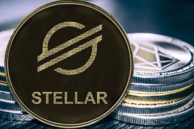 Sikke yığını arka planda yeni token cryptocurrency Stellar XLM. 