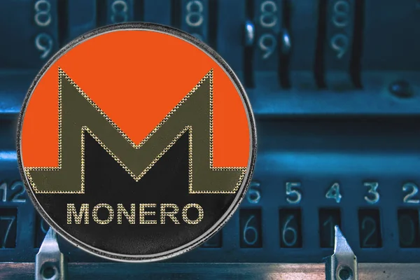 Mynt kryptovaluta XMR mot siffrorna i Arithmometer. Monero. — Stockfoto