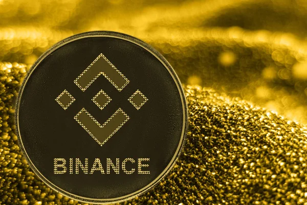 Монетный криптовалюта BNB на золотом фоне. Бинанс . — стоковое фото