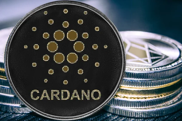Sikke bir yığın arka planda Coin cryptocurrency Cardano. Akın 