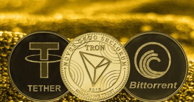 Altın arka planda sikke cryptocurrency USDT TRX BTT.