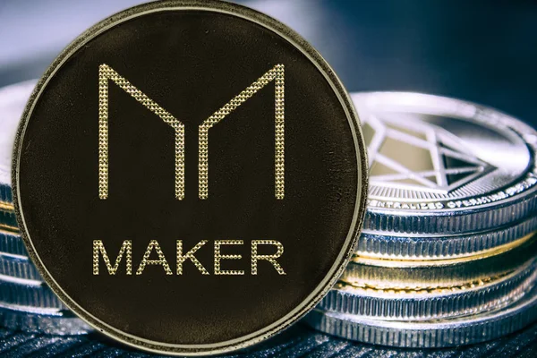 Coin cryptocurrency Maker op de achtergrond van een stapel munten. MKR — Stockfoto