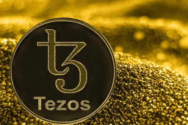 Altın arka planda sikke cryptocurrency Tezos XTZ.