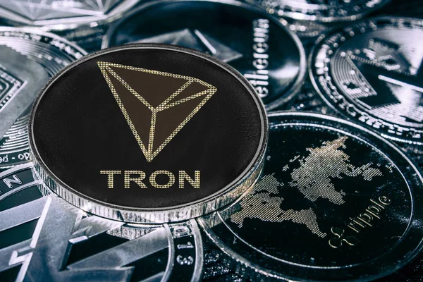 Монета криптовалюти Tron проти основних алеїмонет. TRX Coin. — стокове фото