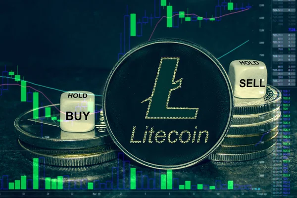 Криптовалюта ltc стопка монет и кубиков. График обмена для покупки, продажи, хранения . — стоковое фото