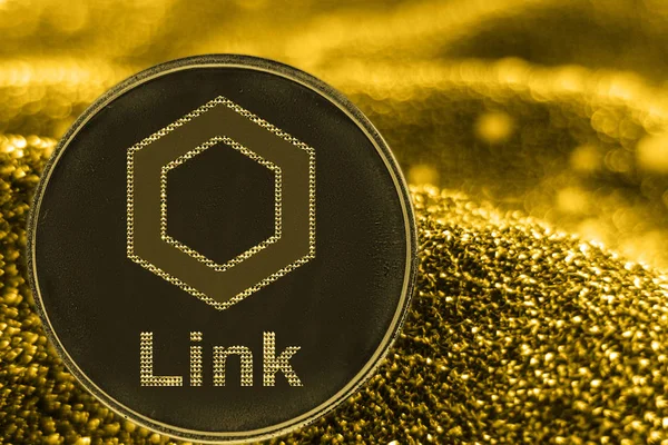 Altın arka planda sikke cryptocurrency bağlantı chainlink belirteci.