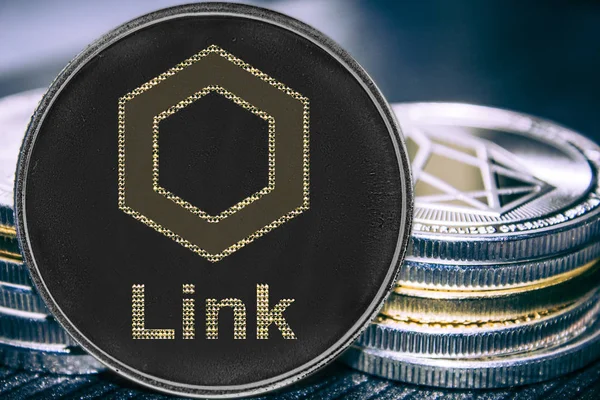 Madeni para yığınının arka planında bozuk para birimi bağlantısı chainlink.