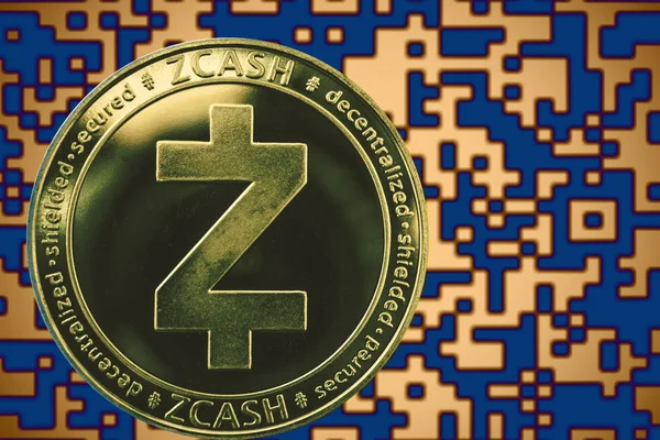 Токен zcash монета криптовалюта на фоні золотого криптокоду — стокове фото
