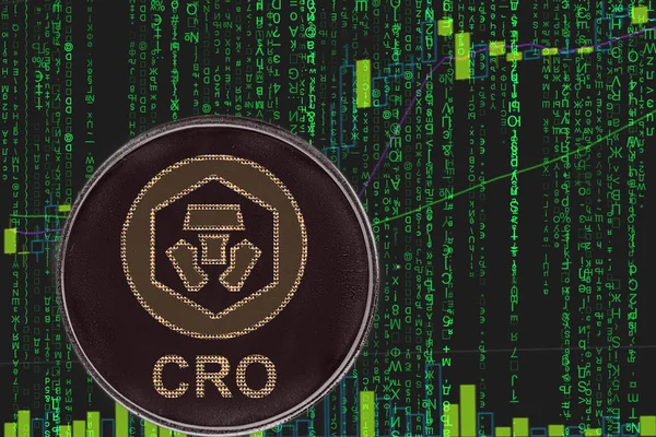 Moneta CRO Crypto com kryptowaluta łańcuchowa na tle binarny tekst macierzy kryptograficznej i wykres cen. — Zdjęcie stockowe