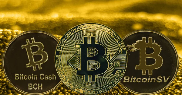 Moedas criptomoeda Bitcoin BCH BTC BSV em fundo dourado . — Fotografia de Stock