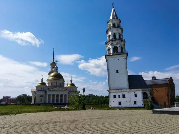 Spaso-Preobrazhensky Katedrali ve Nevyansk kulesi. Ünlü Nevyansk Kulesi ve kilise. Nevyansk eğik kule Demidov inşa edildi. — Stok fotoğraf