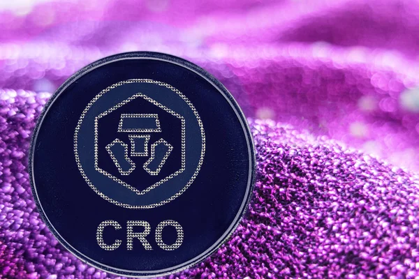Монета криптовалюта CRO Crypto com на сучасному фоні неону . — стокове фото