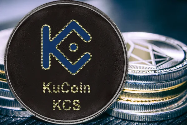 Монета криптовалюта KuCoin KCS на фоні стопки монет . Стокова Картинка