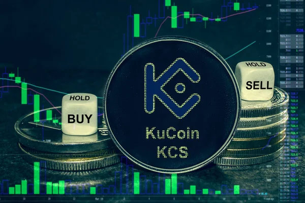 Монета криптовалюта KuCoin KCS стопка монет і кісток. Обмінна діаграма для купівлі, продажу, утримання . Ліцензійні Стокові Фото