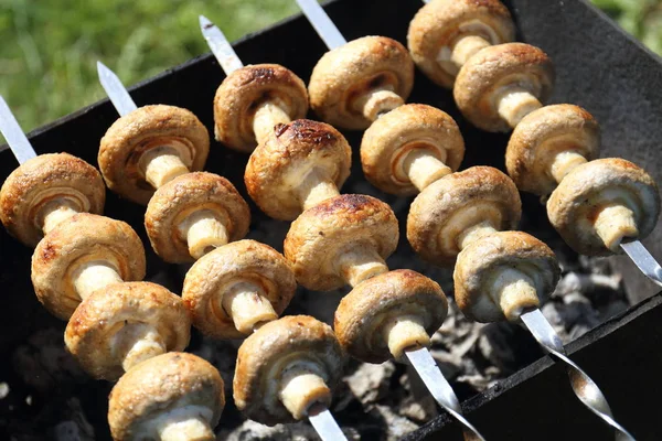 Sebze, et, mantar ve hissesini ve barbekü tost ekmeği.