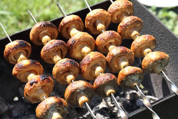 Sebze, et, mantar ve hissesini ve barbekü tost ekmeği.