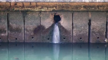 Atık su kirliliği Atık suyu nehre boşaltın.