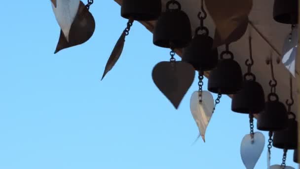 屋根に吹き飛ばされた鐘屋根の家に黒い鐘が運ぶ — ストック動画
