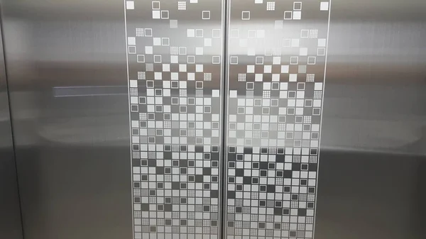 闪亮的新电梯和按钮 — 图库照片