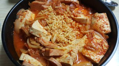 Kore baharatlı Budae Jjigae