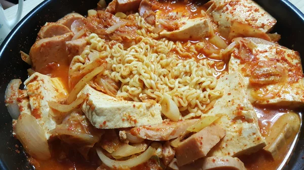 Koreai Fűszeres Budae Jjigae — Stock Fotó