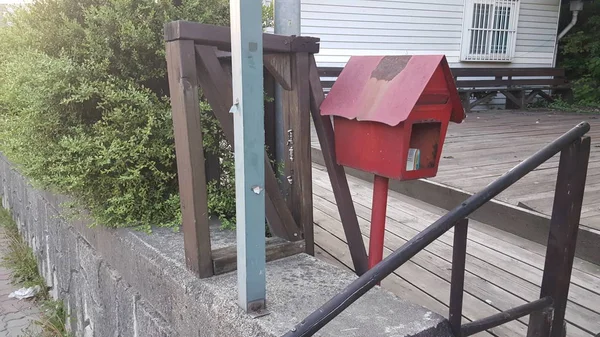 Ein Kleiner Roter Briefkasten Vor Dem Haus — Stockfoto