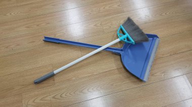 bir temizlik süpürgesi ve bir çöp torbası