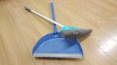 bir temizlik süpürgesi ve bir çöp torbası