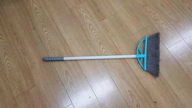 bir temizlik süpürgesi ve bir çöp torbası