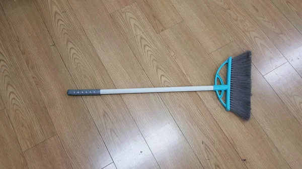 bir temizlik süpürgesi ve bir çöp torbası