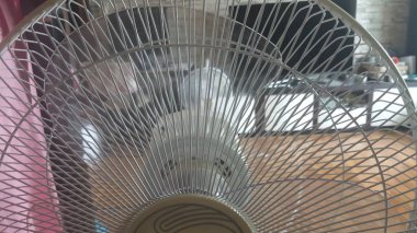 serin bir esinti veren bir elektrik fanı.