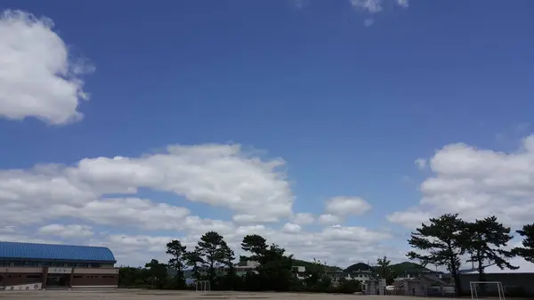 Eine Weiße Wolke Schwebt Blauen Himmel — Stockfoto