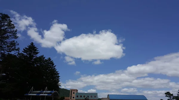 Een Witte Wolk Zwevend Blauwe Lucht — Stockfoto