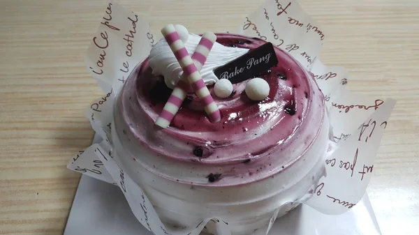 Délicieux Gâteau Avec Une Jolie Couleur Violette — Photo