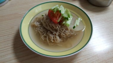 Yaz için soğuk karabuğday erişte