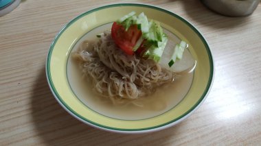 Yaz için soğuk karabuğday erişte